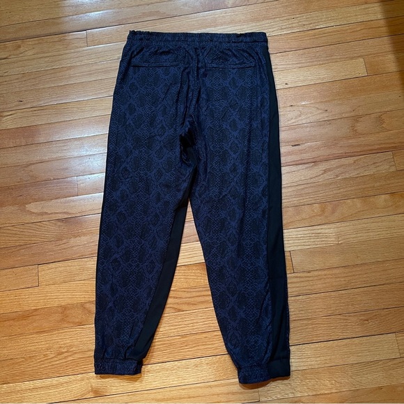 Athleta Womens Brooklyn Jogger Pants Size 12 Dark Blue Python Snake Print *read - Picture 9 of 10